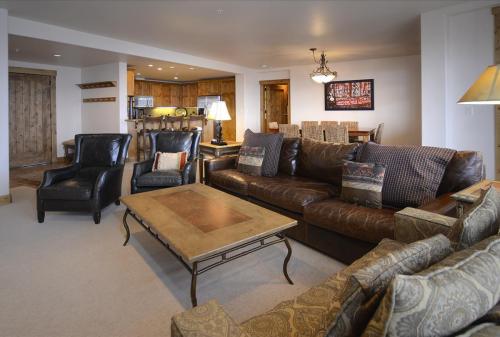 WestWall C104 04 living room