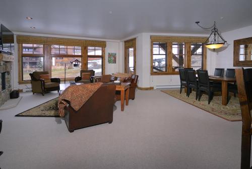 WestWall C203 03 living room