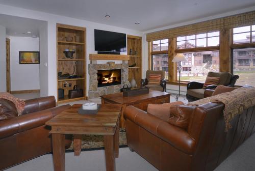 WestWall C203 05 living room