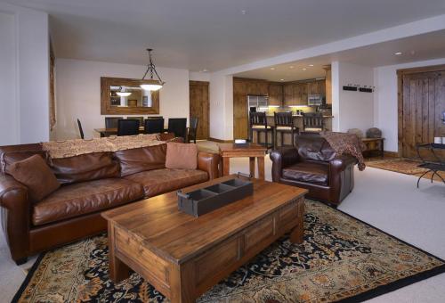 WestWall C203 06 living room