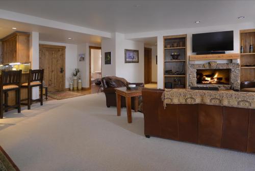 WestWall C203 07 living room