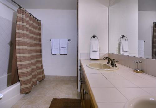 WestWall C203 13 bathroom 2