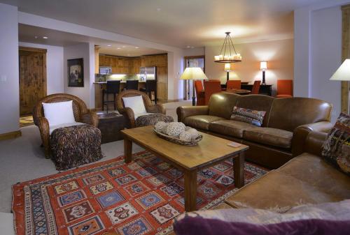 WestWall C204 04 living room