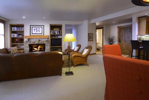 WestWall C204 07 living room