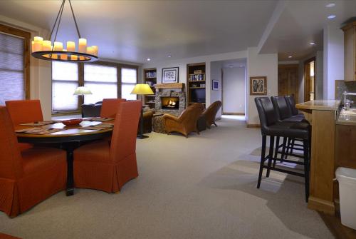 WestWall C204 08 living room